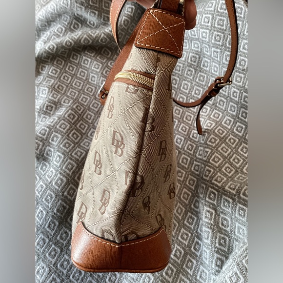 Dooney & Bourke Crossbody Signature Logo Bag - Picture 7 of 13